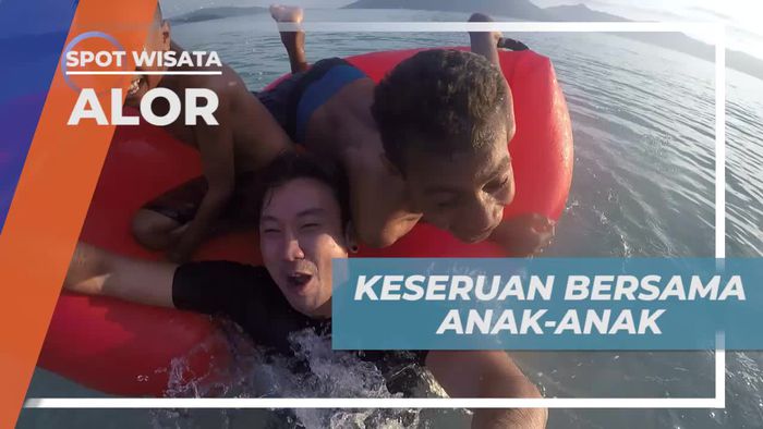 Seru-seruan Bermain Bersama Anak-anak di Pantai Sebanjar Alor