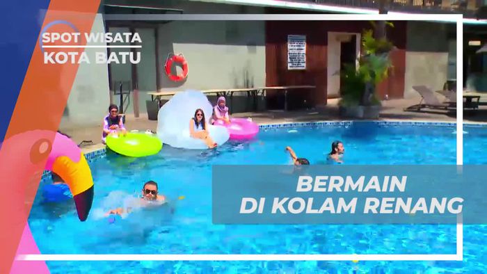 Seru-seruan Bermain Lempar Bola di Kolam Renang, Kota Batu