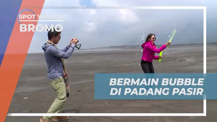 Keseruan Bermain Gelembung di Lautan Pasir Kawasan Gunung Bromo