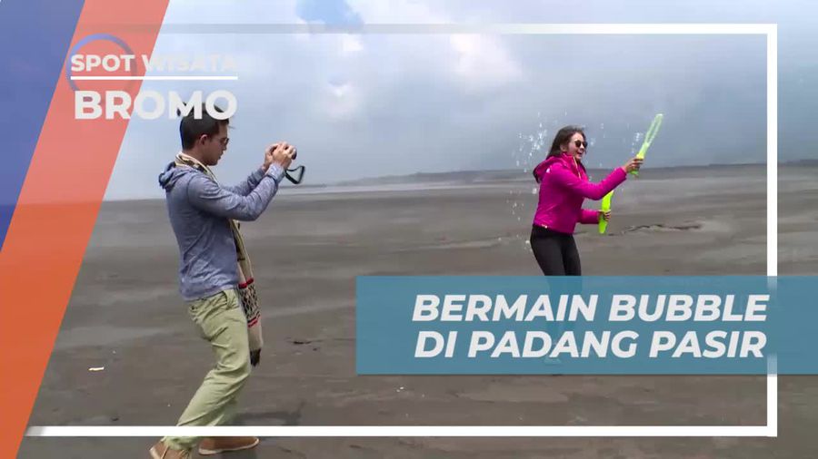 Keseruan Bermain Gelembung di Lautan Pasir Kawasan Gunung Bromo