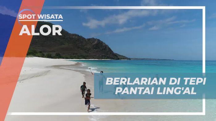 Berlarian Menyusuri Pantai Lingal Alor Bersama Anak-anak 