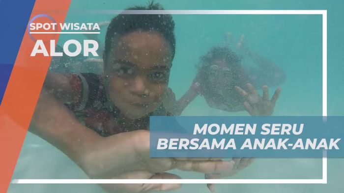 Momen Seru Bermain Bersama Anak-anak di Pantai Lingal Alor 