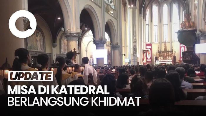 Suasana Khidmat Misa di Gereja Katedral Jakarta