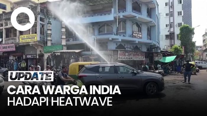 Gelombang Panas Melanda India, Warga Semprotkan Air di Jalanan