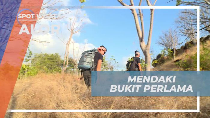 Mendaki Bukit Perlama Untuk Menikmati Sunset di Alor