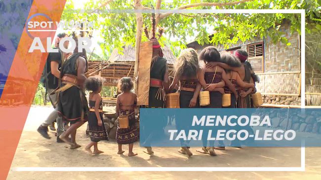 Mencoba Tari Lego-lego Bersama Warga Kampung Adat Latifui Alor