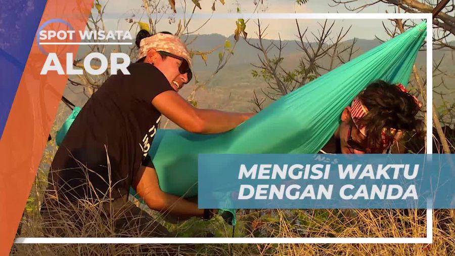 Momen Riang Bercanda Bersama Sahabat di Bukit Perlama Alor