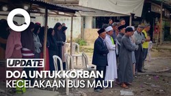  Warga Gelar Doa-Salat Gaib di TKP Kecelakaan Bus Maut di Subang