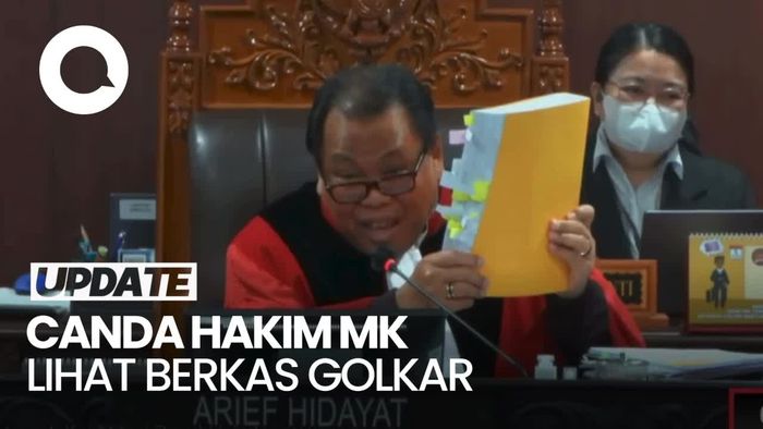 Canda Hakim MK Lihat Tebalnya Berkas Golkar: Bisa untuk Bantal Tidur Ini
