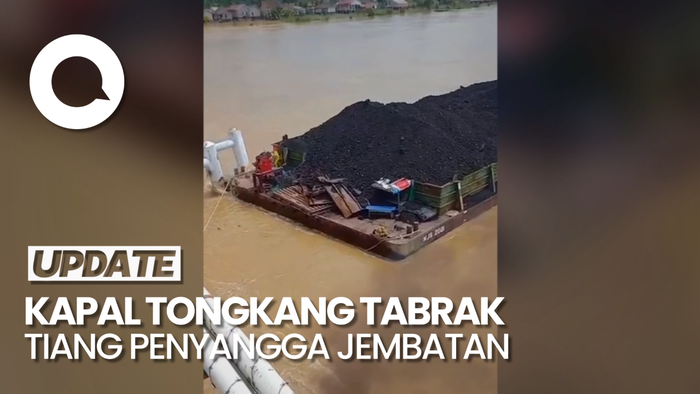 Momen Kapal Tongkang Batu Bara Tabrak Tiang Penyangga Jembatan di Jambi