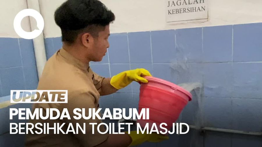Aksi Cecep, Pemuda Sukabumi yang Viral Keliling Bersihkan Toilet Masjid