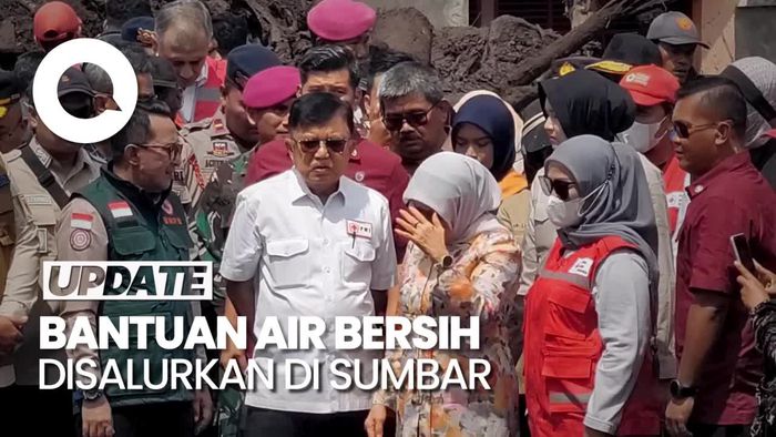 PMI Salurkan 10 Tangki Air Bersih ke Korban Banjir Bandang di Sumbar