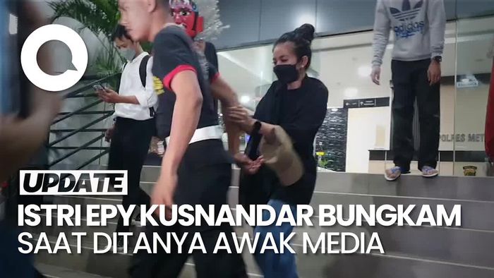 Momen Karina Ranau Sambangi Polres Jakbar untuk Jenguk Epy Kusnandar
