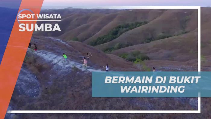 Bermain Bersama Anak-anak di Bukit Wairinding Sumba