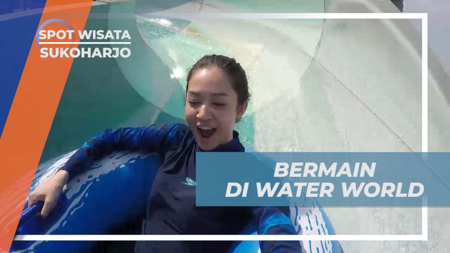 Meluncur Seru di Atas Tubing Bermain Race Slide di Taman Wisata Air, Solo