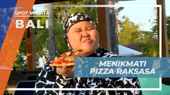 Menyantap Lezatnya Pizza Raksasa di Tepi Kolam Renang, Bali