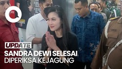 Senyum Sandra Dewi Seusai Diperiksa Selama 10 Jam di Kejagung