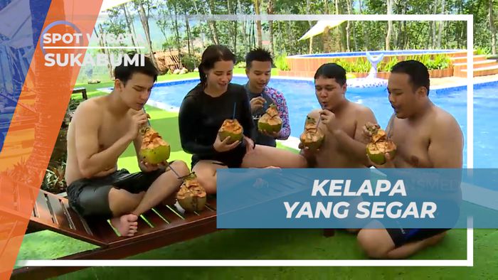 Meneguk Kesegaran Buah Kelapa Muda di Pinggir Kolam, Sukabumi