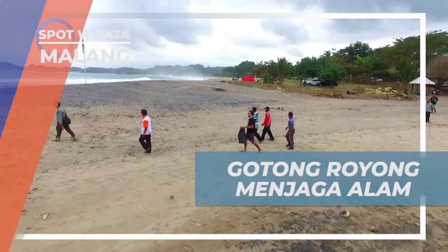 Gotong-royong Menjaga Alam Membersihkan Pantai Ungapan, Kota Malang