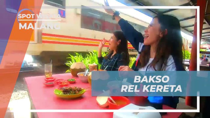 Menikmati Kelezatan Bakso di Tepi Rel Kereta Kota Malang