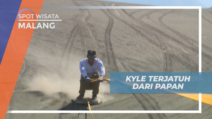 Menikmati Keseruan, Mengeksplor Hamparan Pasir Dengan Sand Boarding, Malang