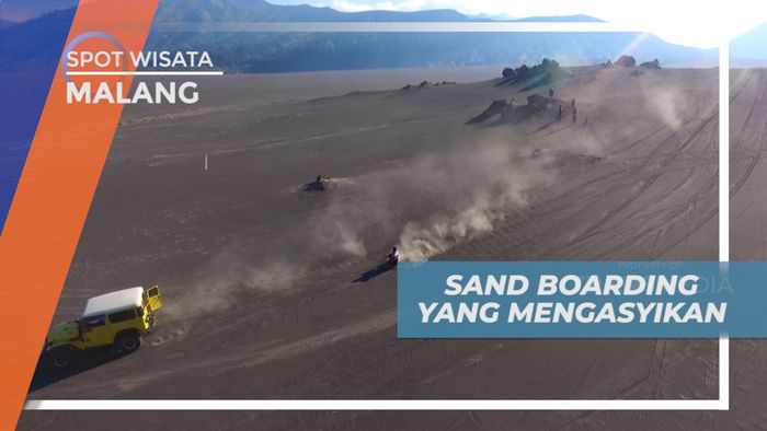 Selesaikan Tantangan Boncengan Main Sand Boarding di Hamparan Pasir, Malang
