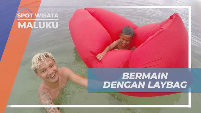 Seru-seruan Bermain Laybag di Pantai Pulau Ay, Maluku
