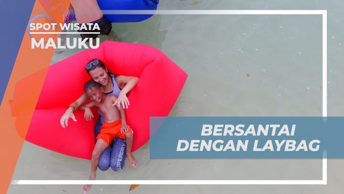 Sensasi Bersantai Dengan Laybag Menikmati Suasana Pantai Pulau Ay, Maluku