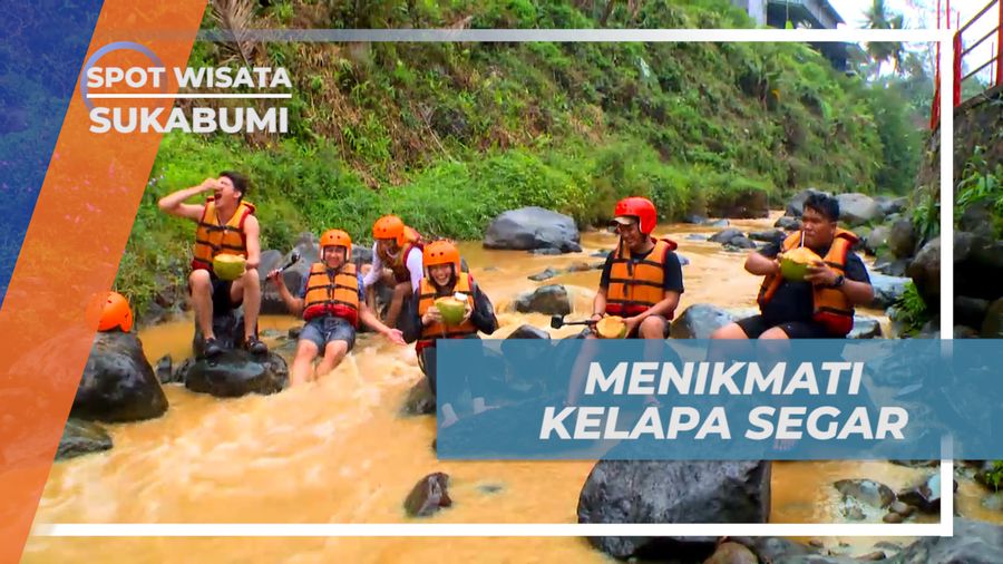 Meneguk Kesegaran Kelapa Muda di Atas Bebatuan Sungai, Sukabumi