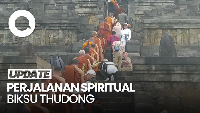 Biksu Thudong Sampai Candi Borobudur, Berdoa di Puncak