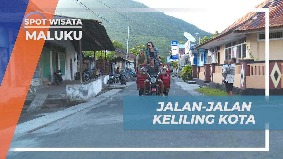 Menikmati Sore, Keliling Kota Naira Naik Motor Roda Tiga, Maluku