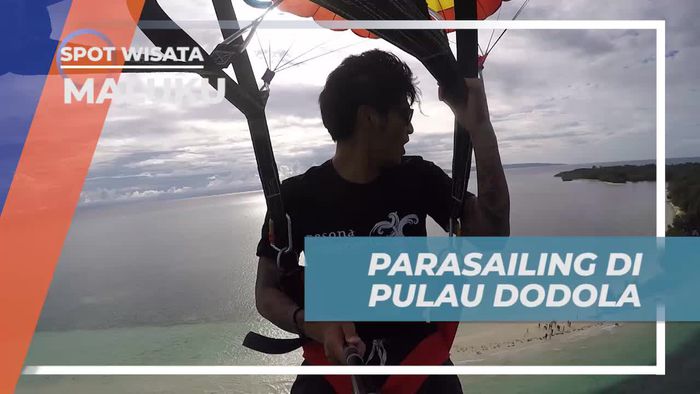 Menikmati Keindahan Pulau Dodola Dengan Parasailing, Maluku