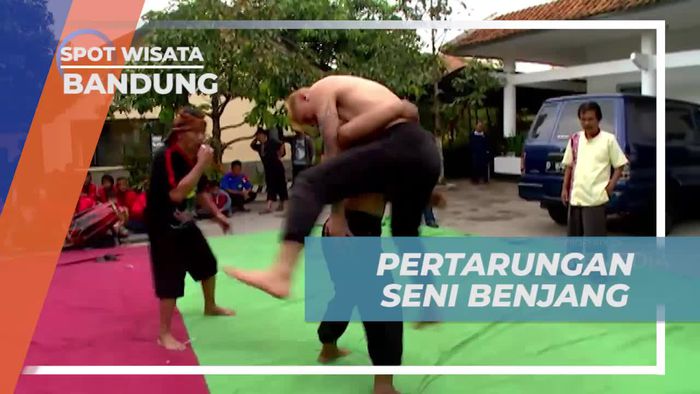 Melihat Keseruan Pertarungan Seni Benjang di Bandung