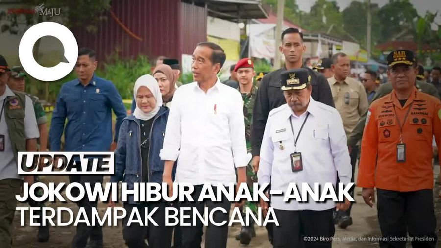 Momen Jokowi Tinjau Korban Banjir di Sumbar, Bagikan Makanan ke Anak-anak