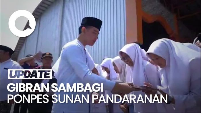 Sambangi Ponpes Sunan Pandanaran Jogja, Gibran Bagi-bagi Buku ke Santri
