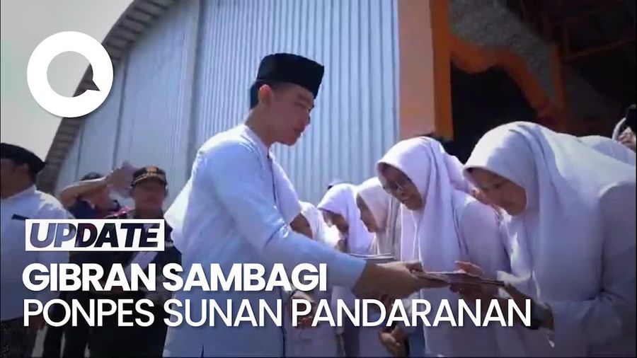 Sambangi Ponpes Sunan Pandanaran Jogja, Gibran Bagi-bagi Buku ke Santri