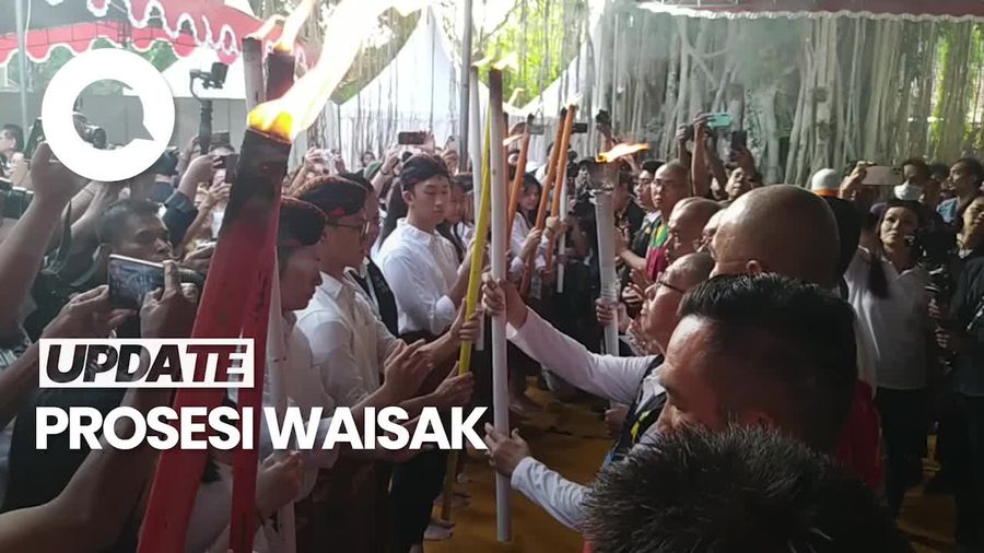 Jelang Waisak, Api Dharma Tiba di Candi Mendut