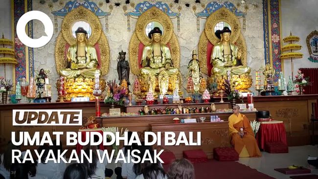 Suasana Khidmat Waisak di Wihara Buddha Dharma di Bali