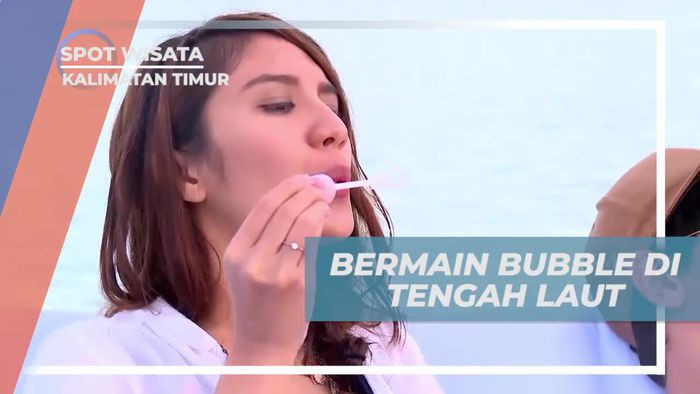 Mengusir Rasa Bosan Bermain Bubble di Tengah Laut Kalimantan Timur