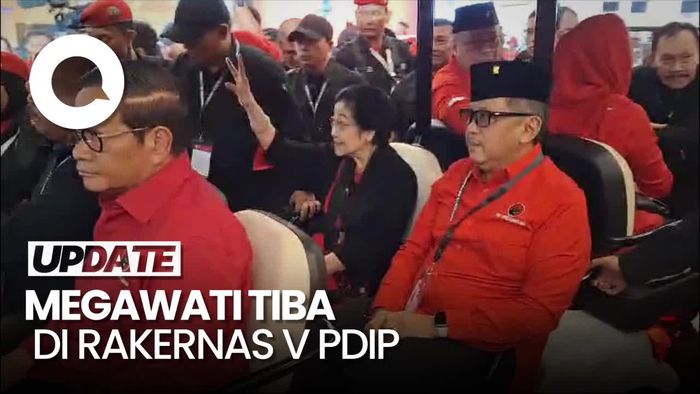 Megawati Tiba di Rakernas V PDIP, Keliling Pakai Mobil Golf