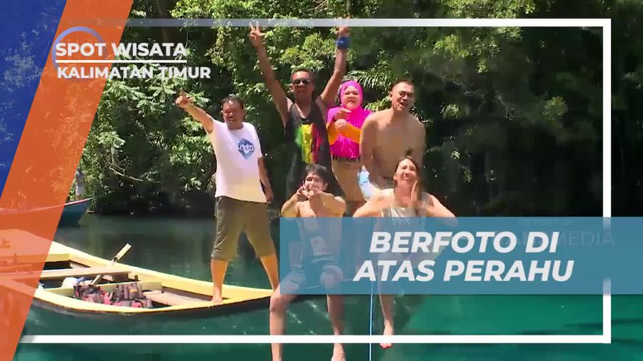 Berfoto Cantik di Atas Perahu Dengan Latar Indah Alam Derawan