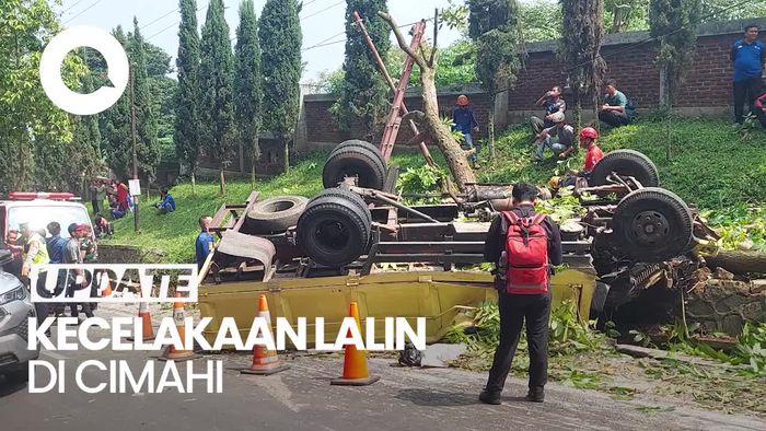 Truk Tabrak Mobil-Motor di Cimahi, 1 Tewas