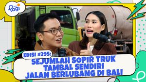 Sejumlah Sopir Truk Tambal Sendiri Jalan Berlubang di Bali