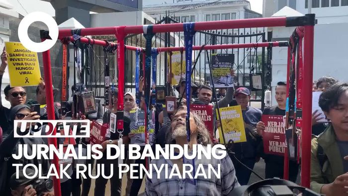 Tolak RUU Penyiaran, Jurnalis di Bandung Gelar Teatrikal Keranda Merah