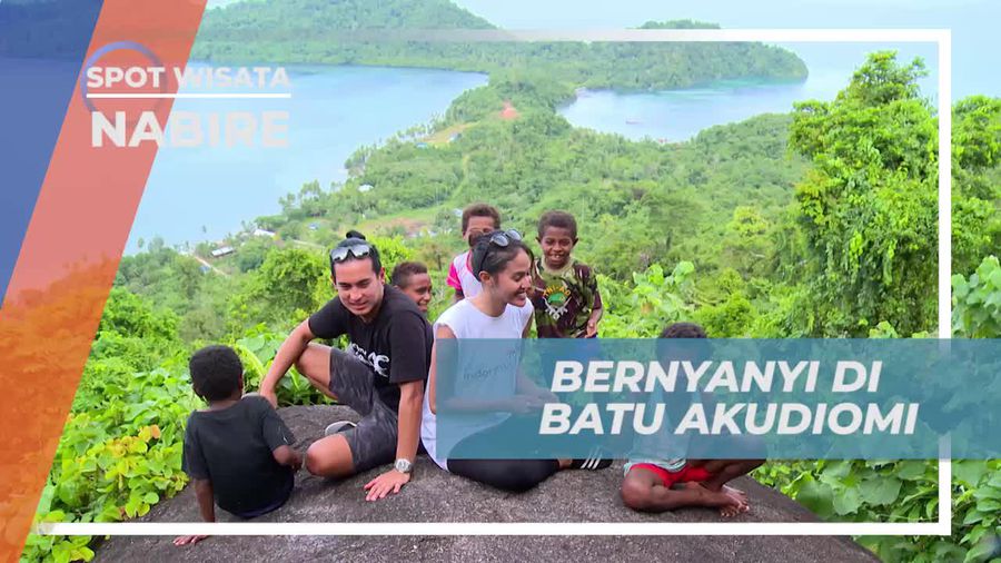 Bernyanyi Dengan Asik di Puncak Batu Akudiomi Nabire