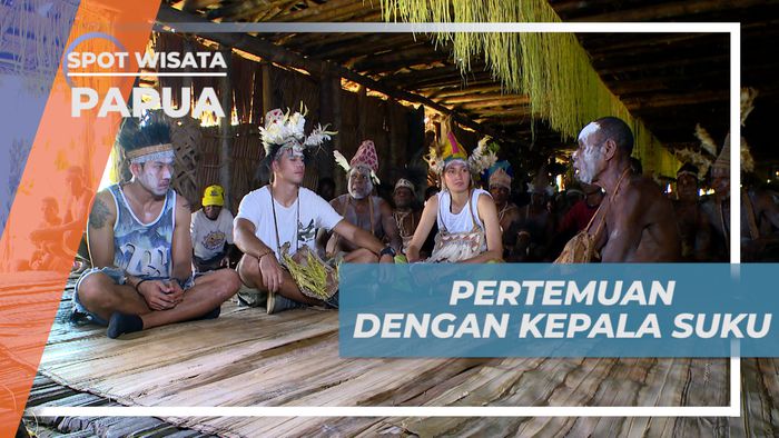 Bertemu Kepala Suku di Rumah Jew, Rumah Adat Suku Asmat, Papua