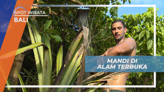 Merasakan Keseruan Mandi Dengan Pemandangan Bukit dan Pantai, Bali