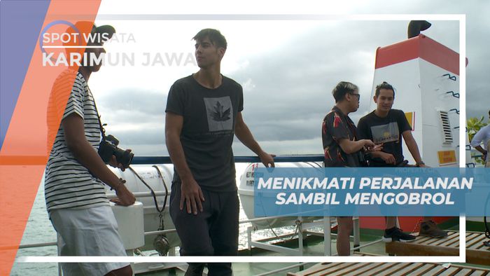 Bersantai di Atas Kapal Fery Sambil Menikmati Pemandangan Alam, Karimun Jawa