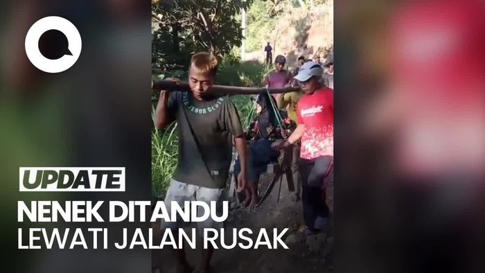 Miris! Nenek Sakit di Ponorogo Ditandu Sejauh 2 Km Gegara Jalan Rusak