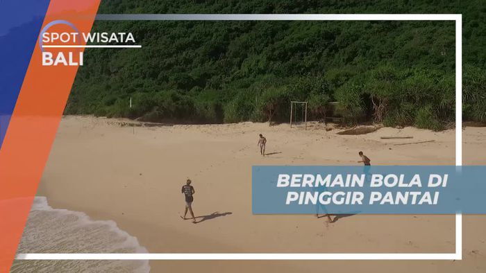 Adu Ketangkasan Bermain Bola di Tepi Pantai Bali